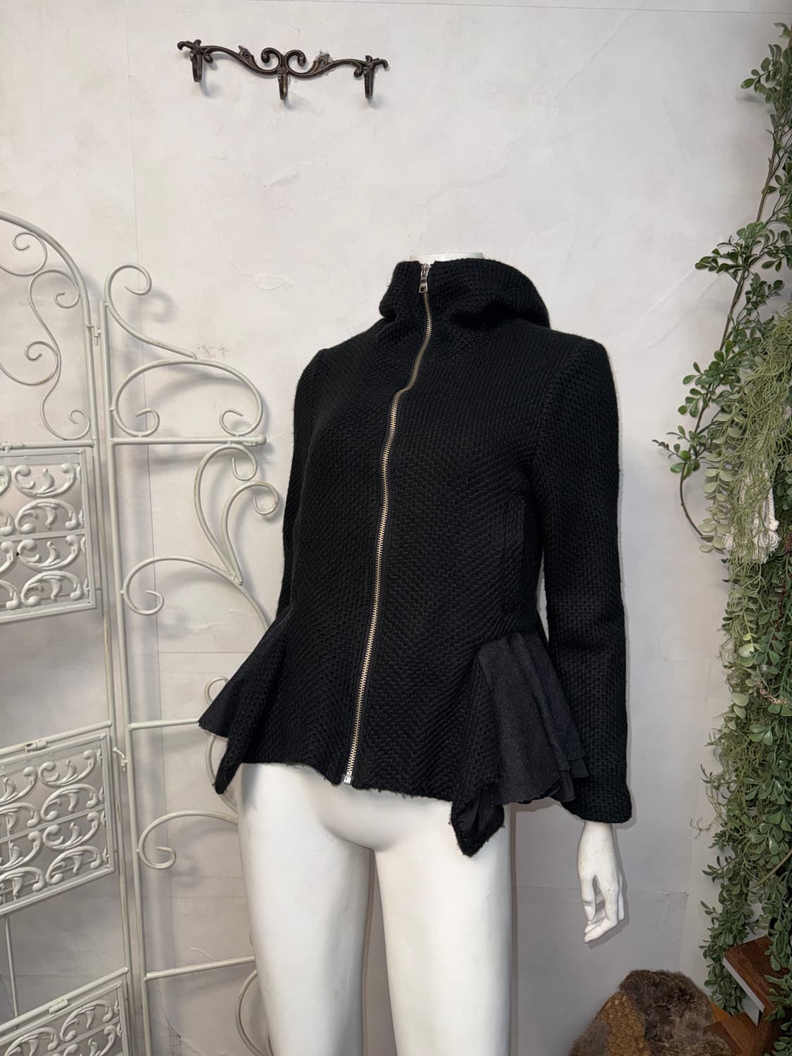 Black flare ruffle layered hood zipup  상품이미지5