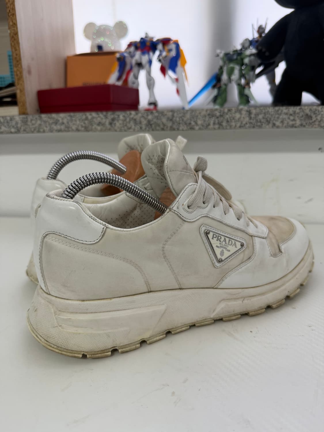 정품) 프라다 남성 리나일론 삼각로고 브러시드 레더 스니커즈 8  상품이미지4