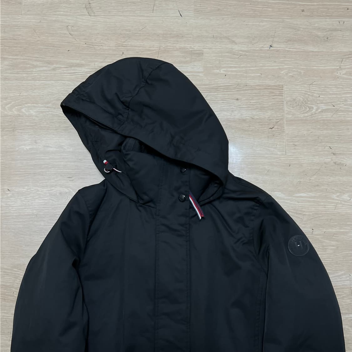 타미힐피거 여성 와펜 후드 야상 롱패딩 점퍼 [블랙] XS/85 상품이미지2