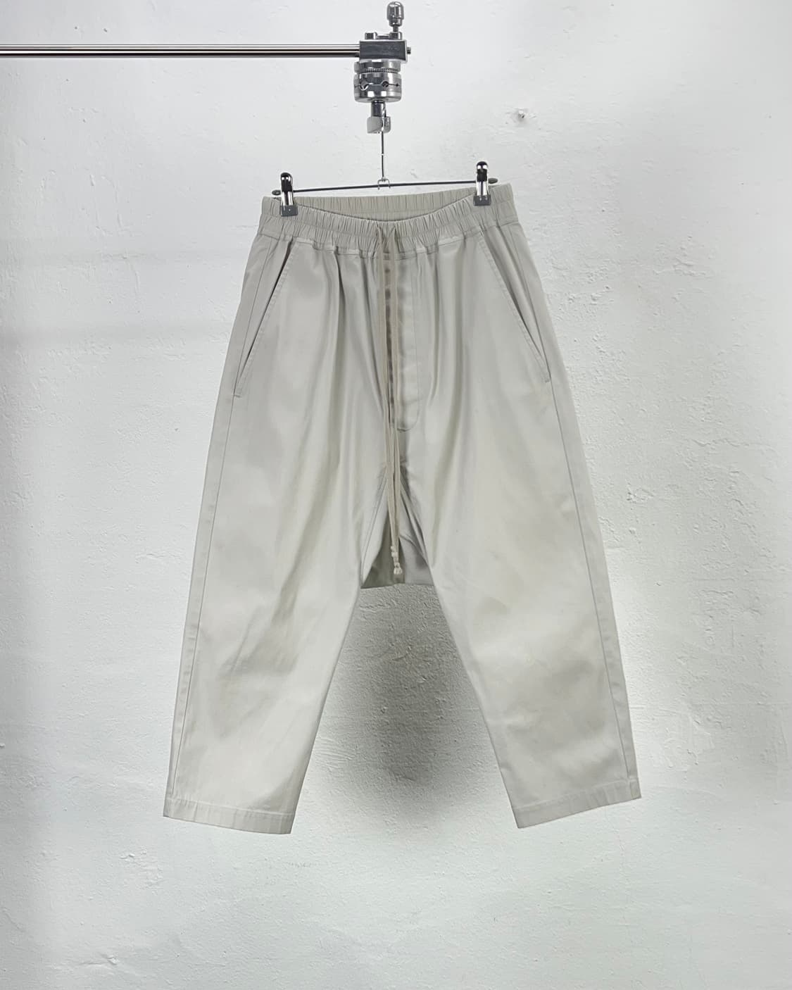 릭오웬스 21ss 베이지 코튼 드로스트링 크롭 카고 팬츠 상품이미지1