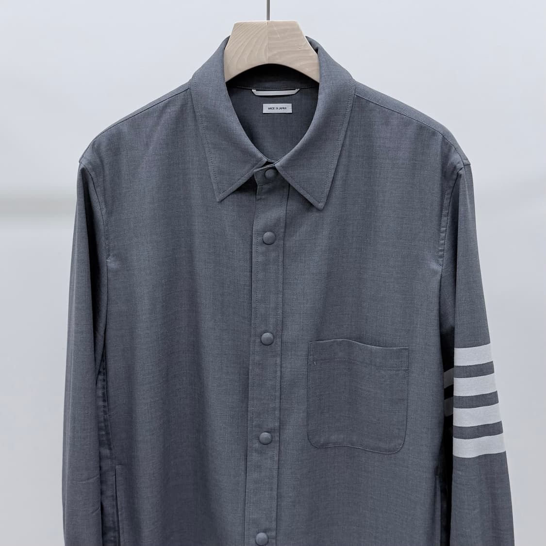 [S+급/3] 톰브라운 사선완장 플레인 위브 셔츠 자켓 그레이 상품이미지3