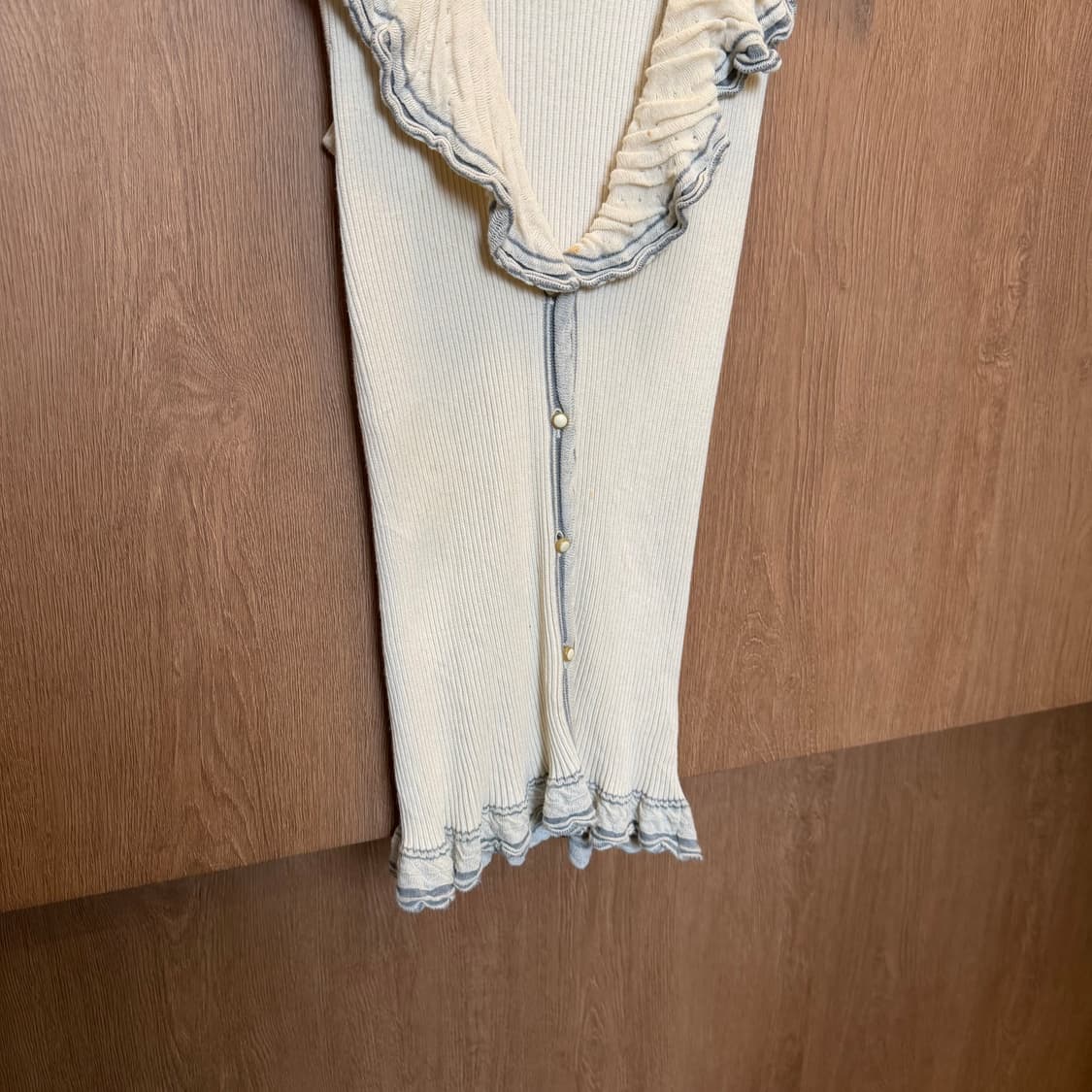 에르마노 설비노 슬리브리스 골지 니트 러플 카라 디테일 슬림핏 아이보리 상품이미지4