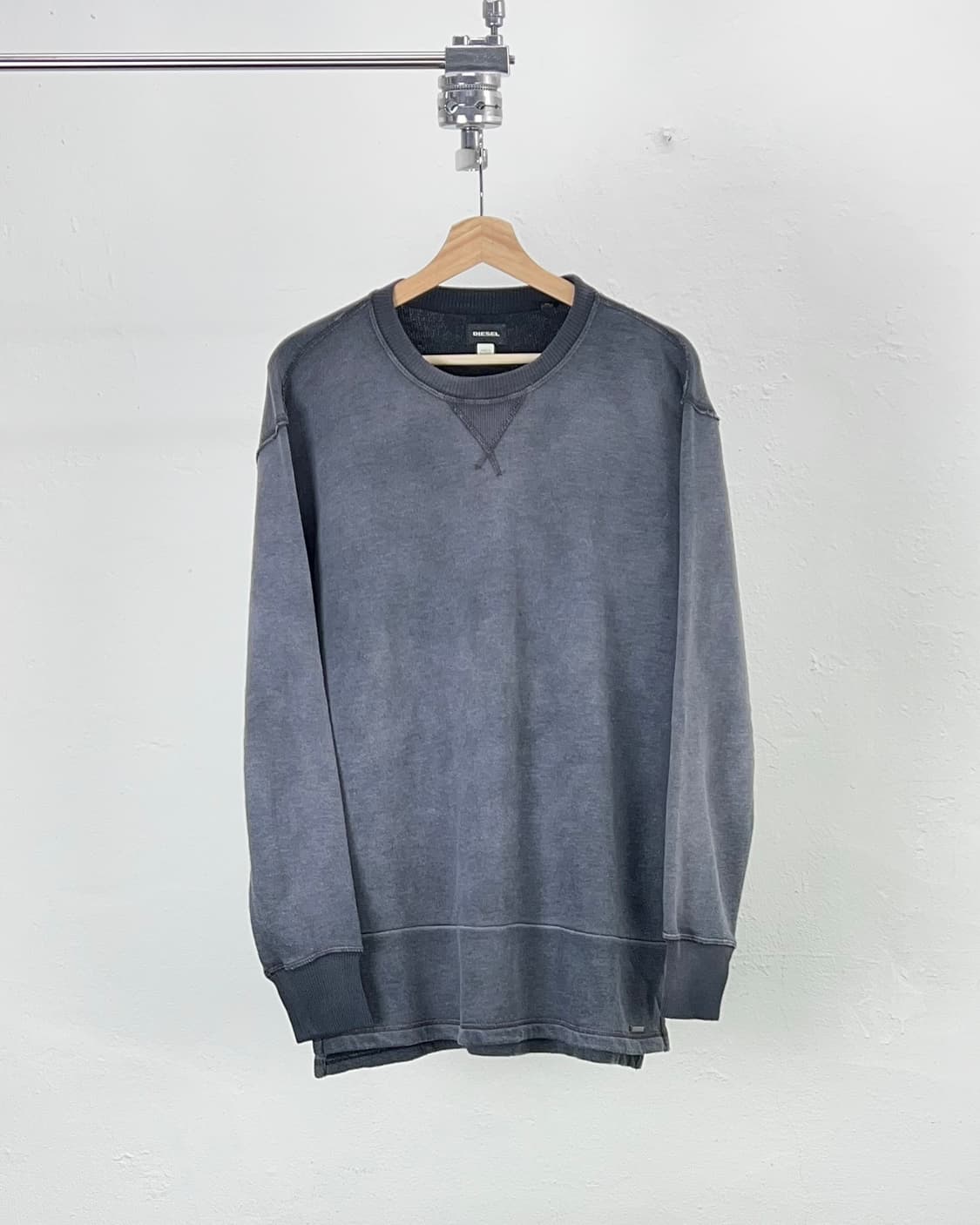 디젤 차콜 그레이 피그먼트 워시 슬릿 플레이트 맥 스티치 스웨트 셔츠 상품이미지1