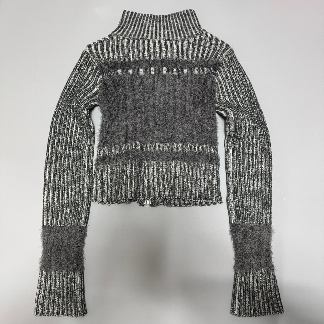 SLY JAPAN 차콜컬러 플레이트 로고 아크릴 립드 샤기 니트 집업 상품이미지8