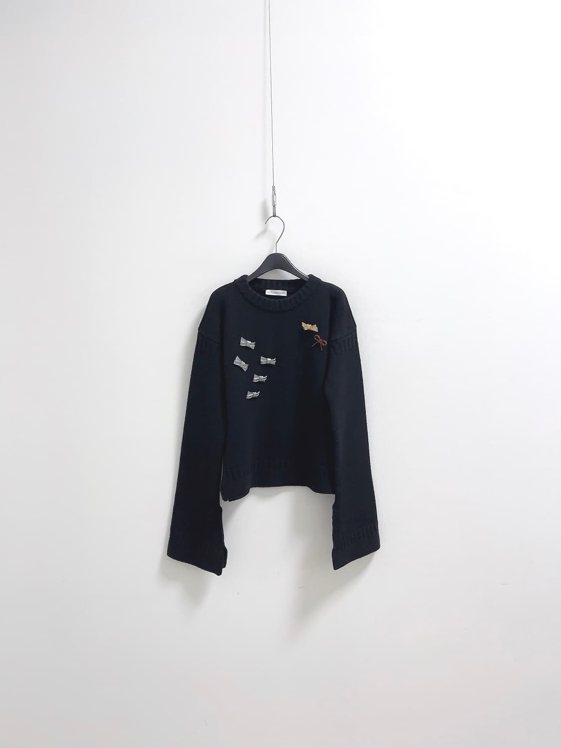 JW앤더슨 리본 포인트 울 크루넥 니트  상품이미지1