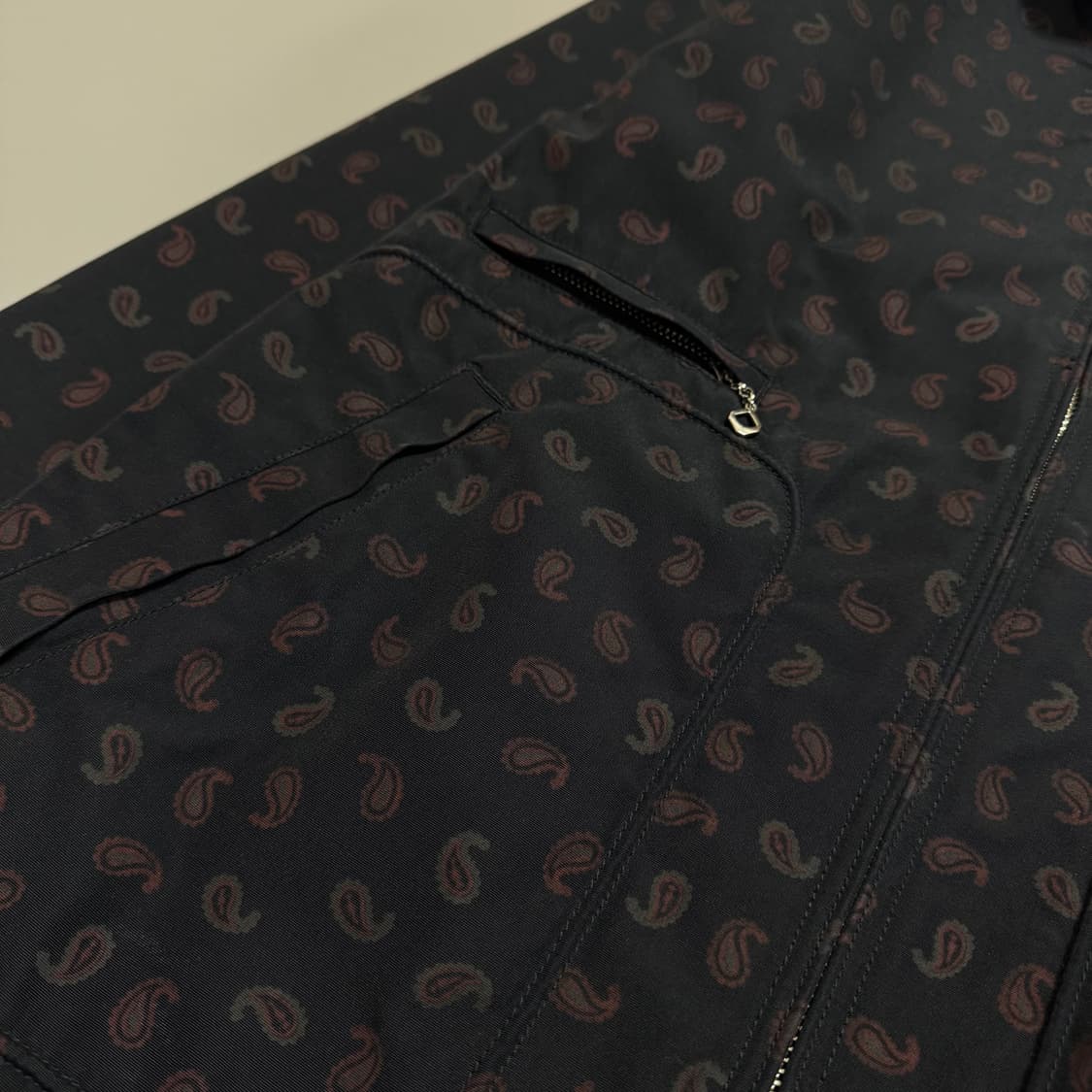 빔즈+(BEAMS+) 블랙컬러 페이즐리 패턴 더블 집업 스윙톱 자켓 상품이미지5