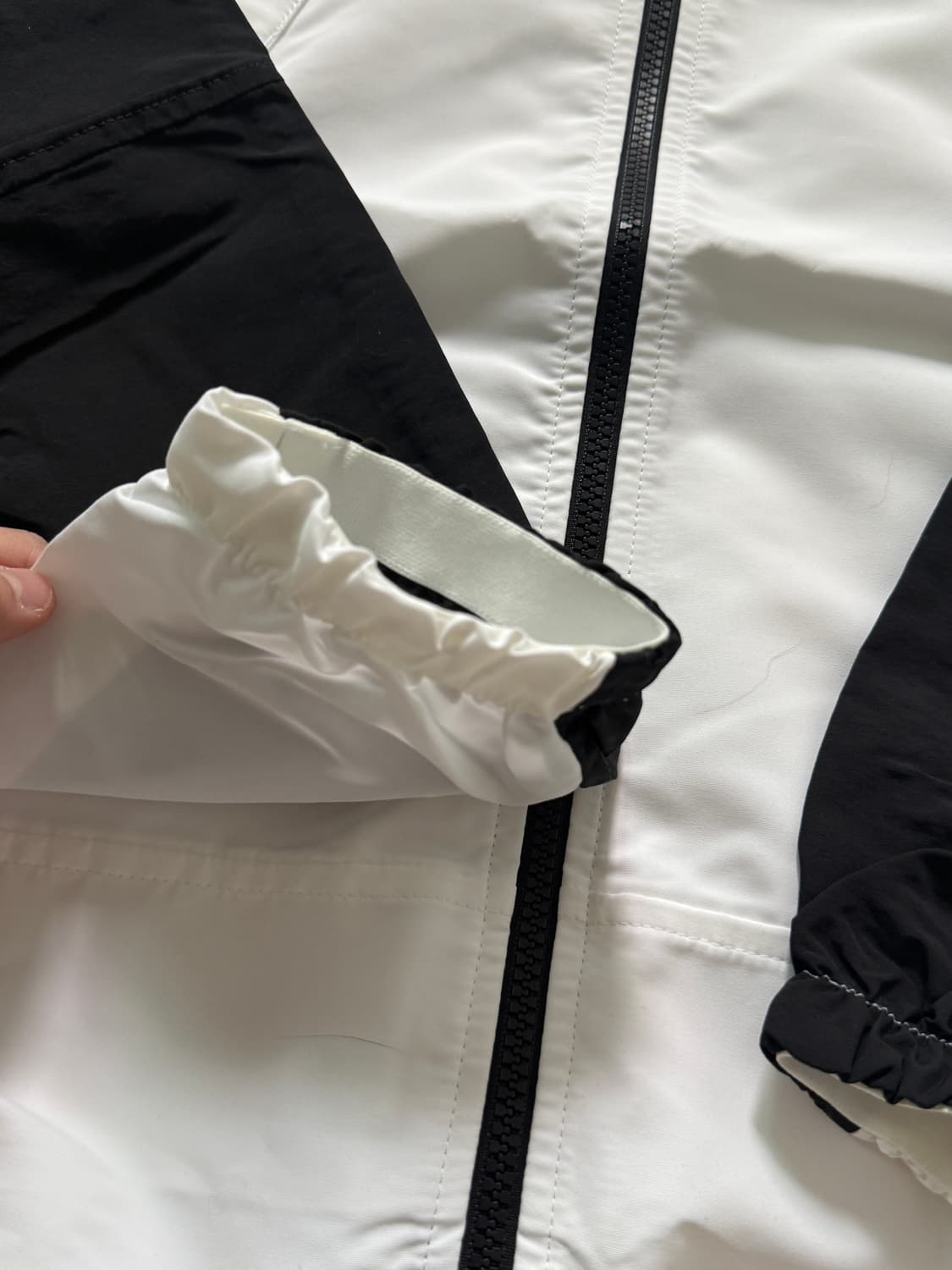 노스페이스 25ss 투톤 바람막이 화이트 상품이미지5