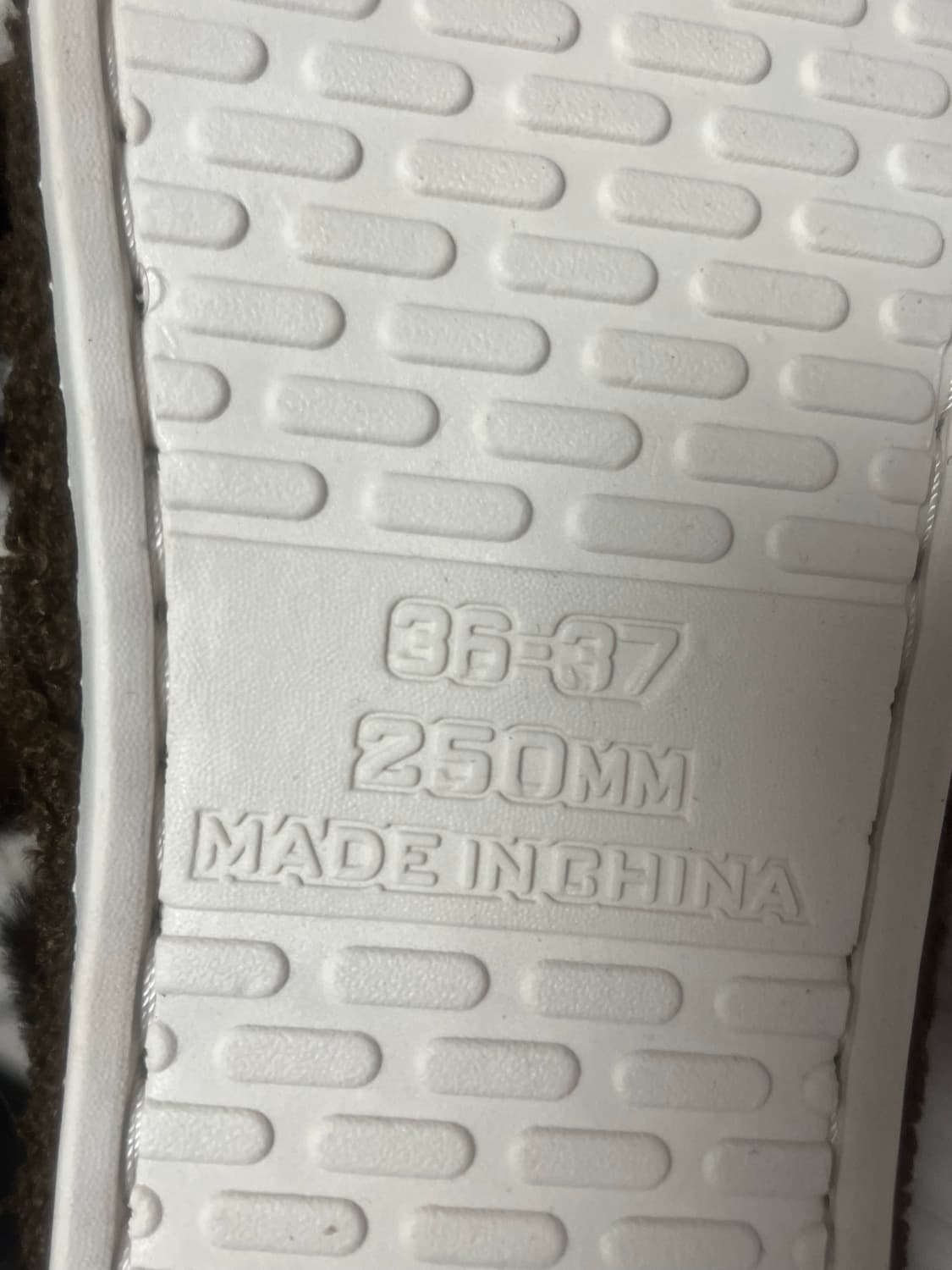 미사용 호피 헬로키티 털 실내화 상품이미지3