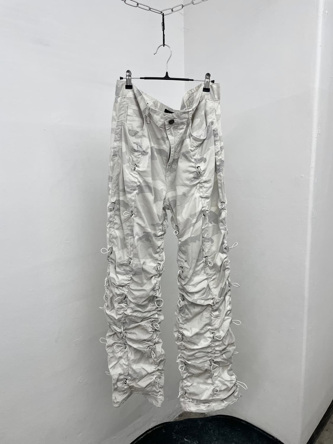 스모크라이즈 화이트 카모 스토퍼 디테일 팬츠 상품이미지5