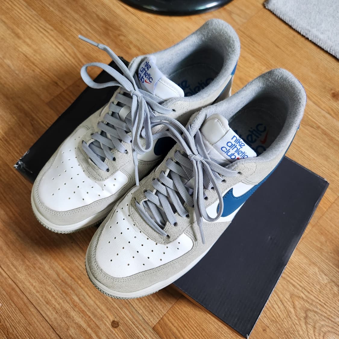 나이키 에어포스 1 '07 LV8 애슬레틱 클럽 라이트 스모크 그레이 상품이미지2