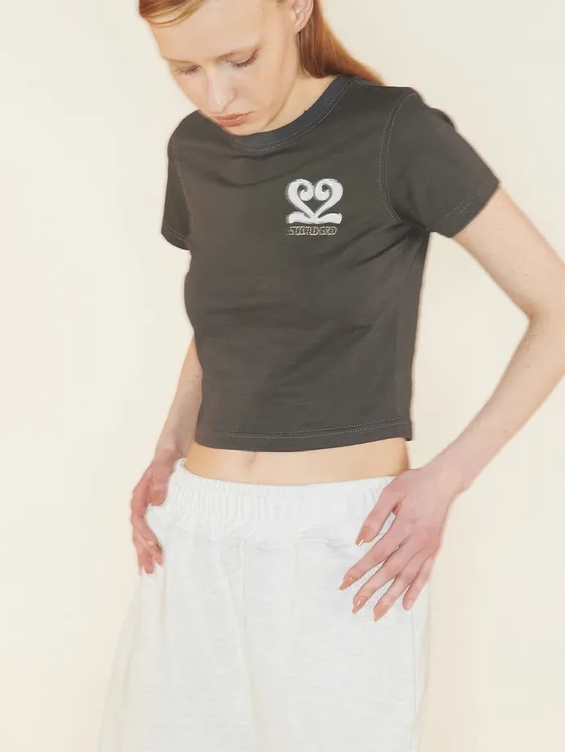 기준 크롭 티셔츠 차콜색 상품이미지2