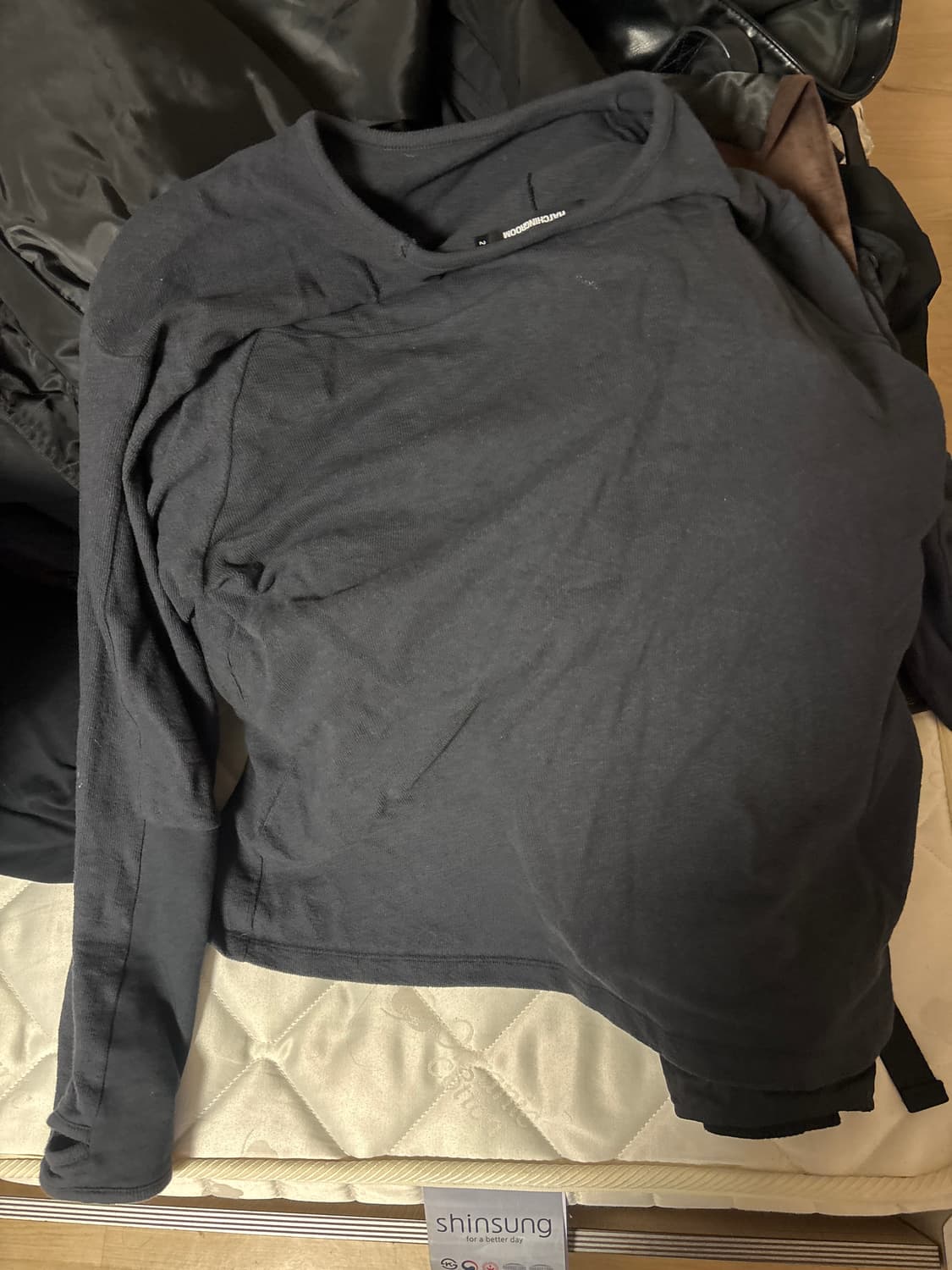 해칭룸 핑거홀 티셔츠 상품이미지2