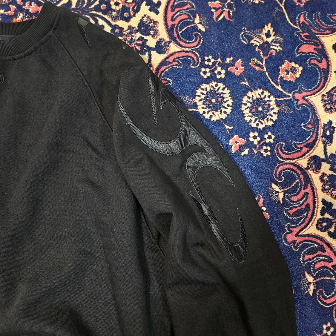 (미사용)아조바이아조 라글란 오버핏 숄더 블럭자수 맨투맨 Free 상품이미지3