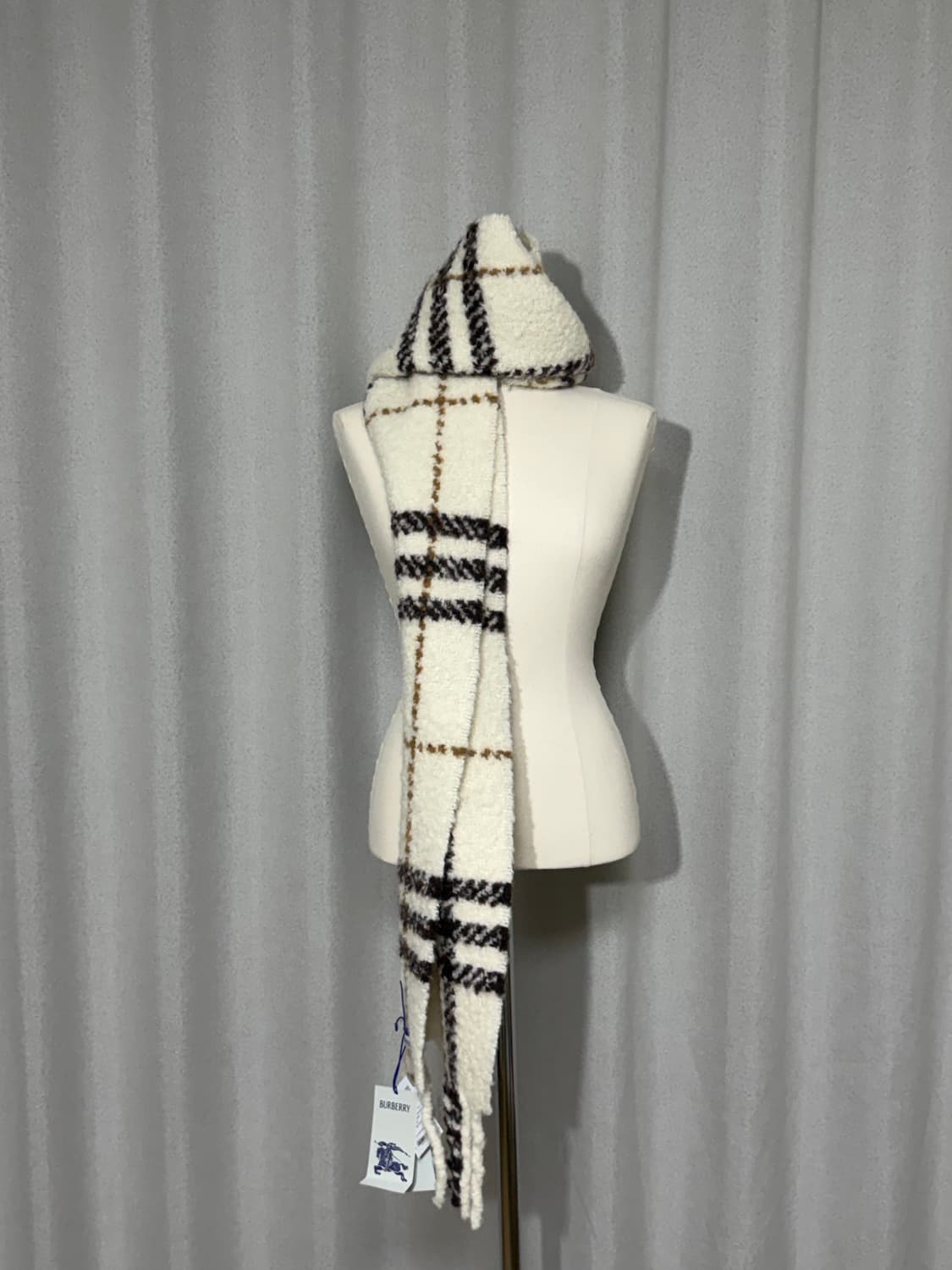 버버리 Burberry 체크 알파카 울 블렌드 부클레 스카프 - 미착용  상품이미지4