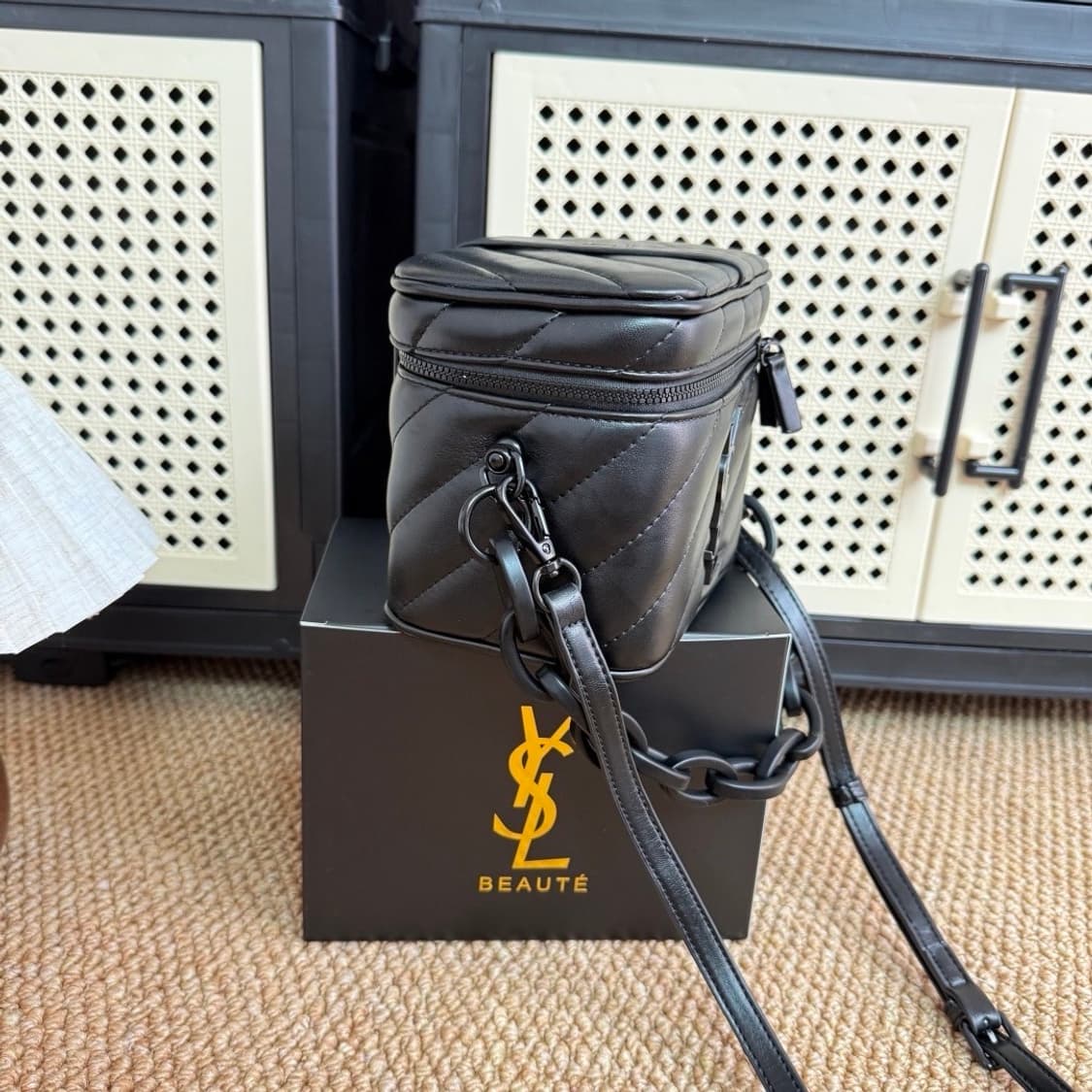 입생로랑 메이크업 백 YSL 블랙 로고 미니 체인크로스백 상품이미지10
