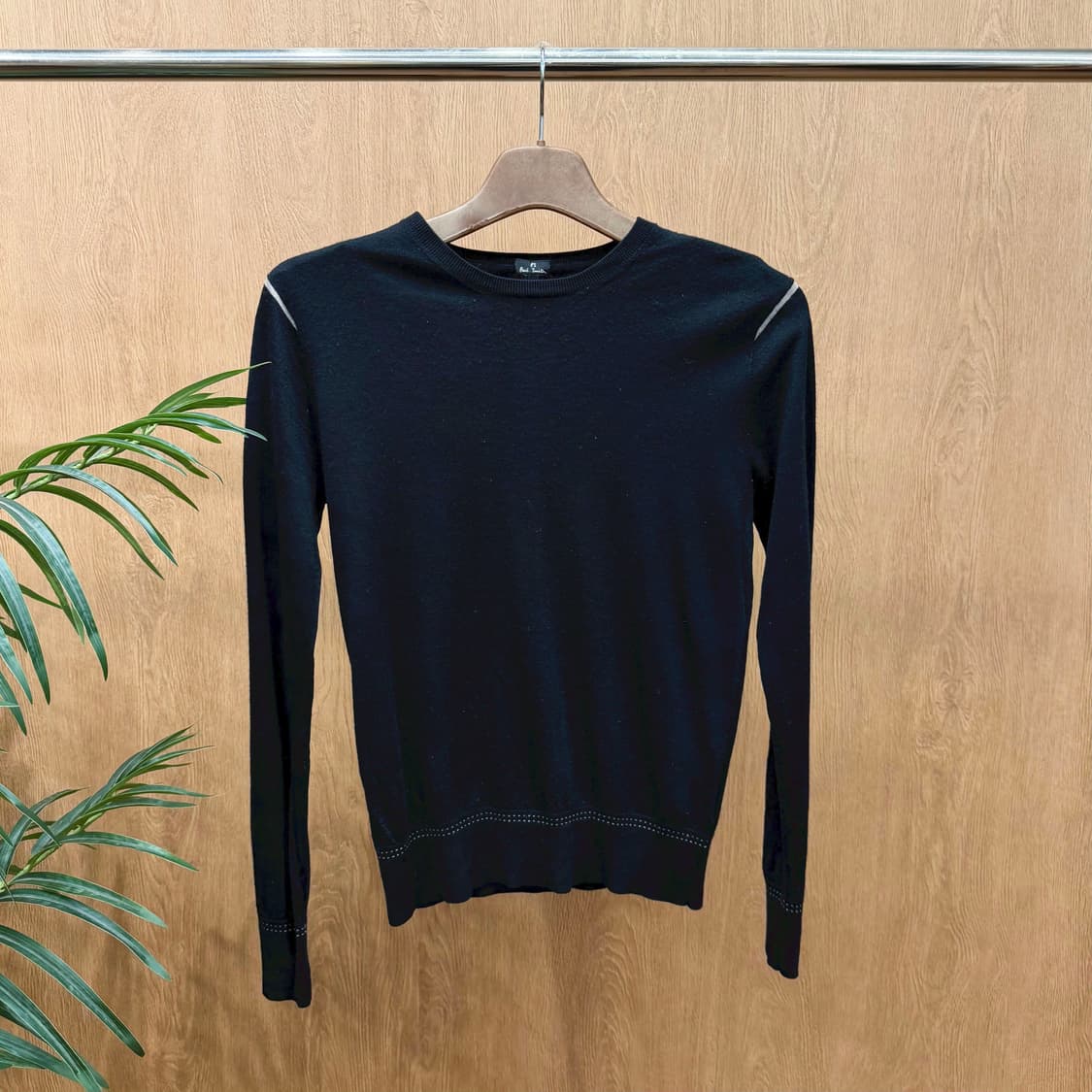 폴스미스 PS 라운드넥 긴팔 니트 숄더 배색 라인 디테일 레귤러핏 블랙 상품이미지1