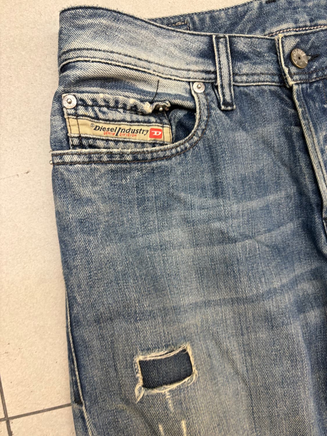 디젤 인더스트리 디스트레스드 세미 부츠컷 상품이미지4