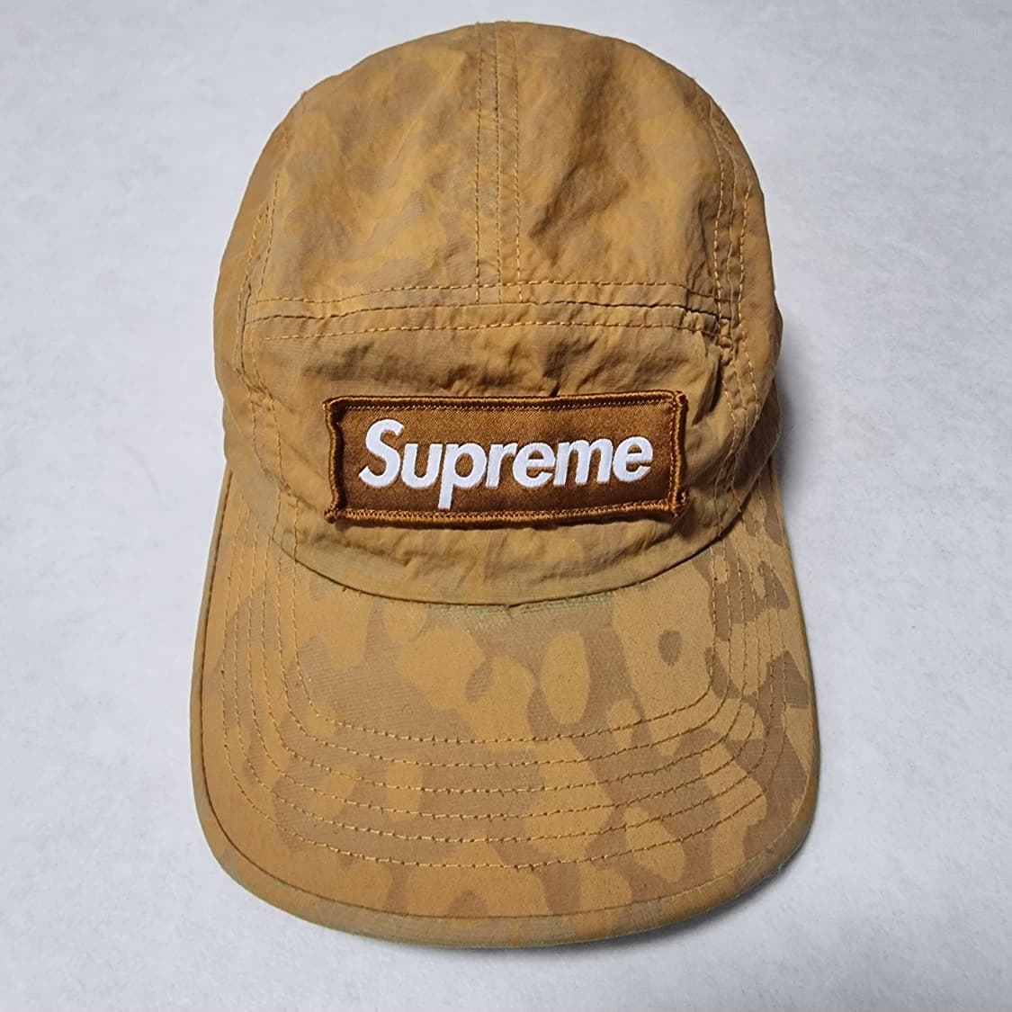 슈프림 브랜드의 카모 패턴 캠프캡 상품이미지1