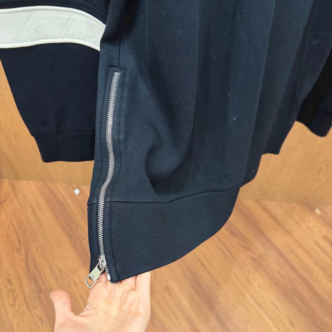 닐 바렛 맨투맨 스트라이프 배색 메탈 지퍼 다이아 퀄팅 패널 디테일 블랙 상품이미지6