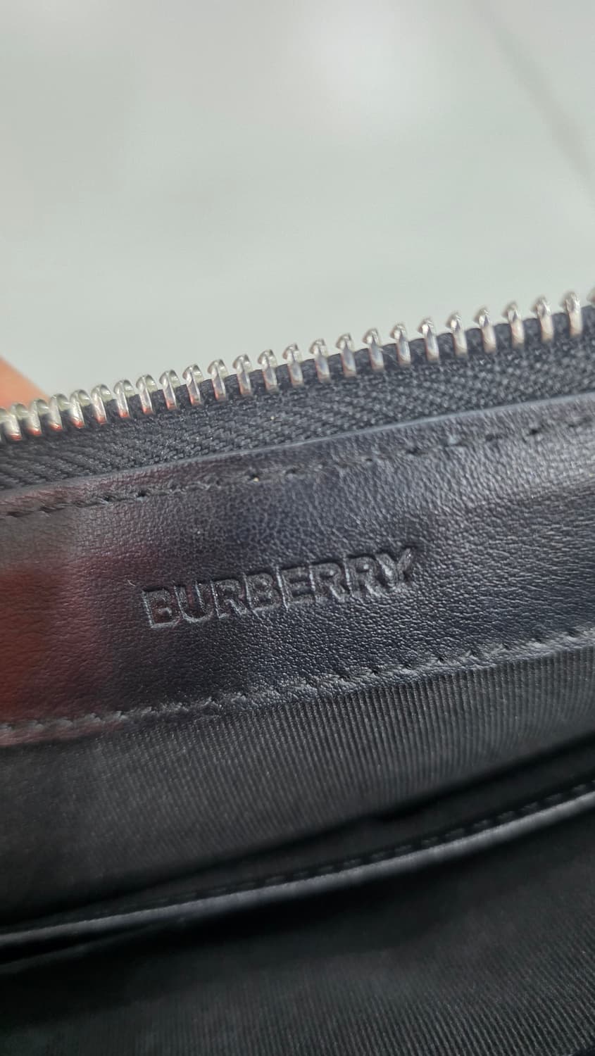 버버리 런던 잉글랜드 로고 프린트 레더 클러치 상품이미지5