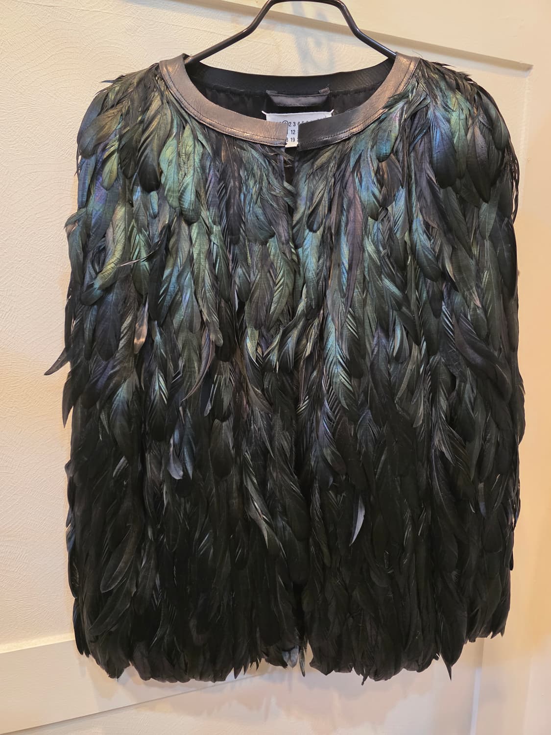 마르지엘라 블랙 깃털 장식  케이프가디건 상품이미지2