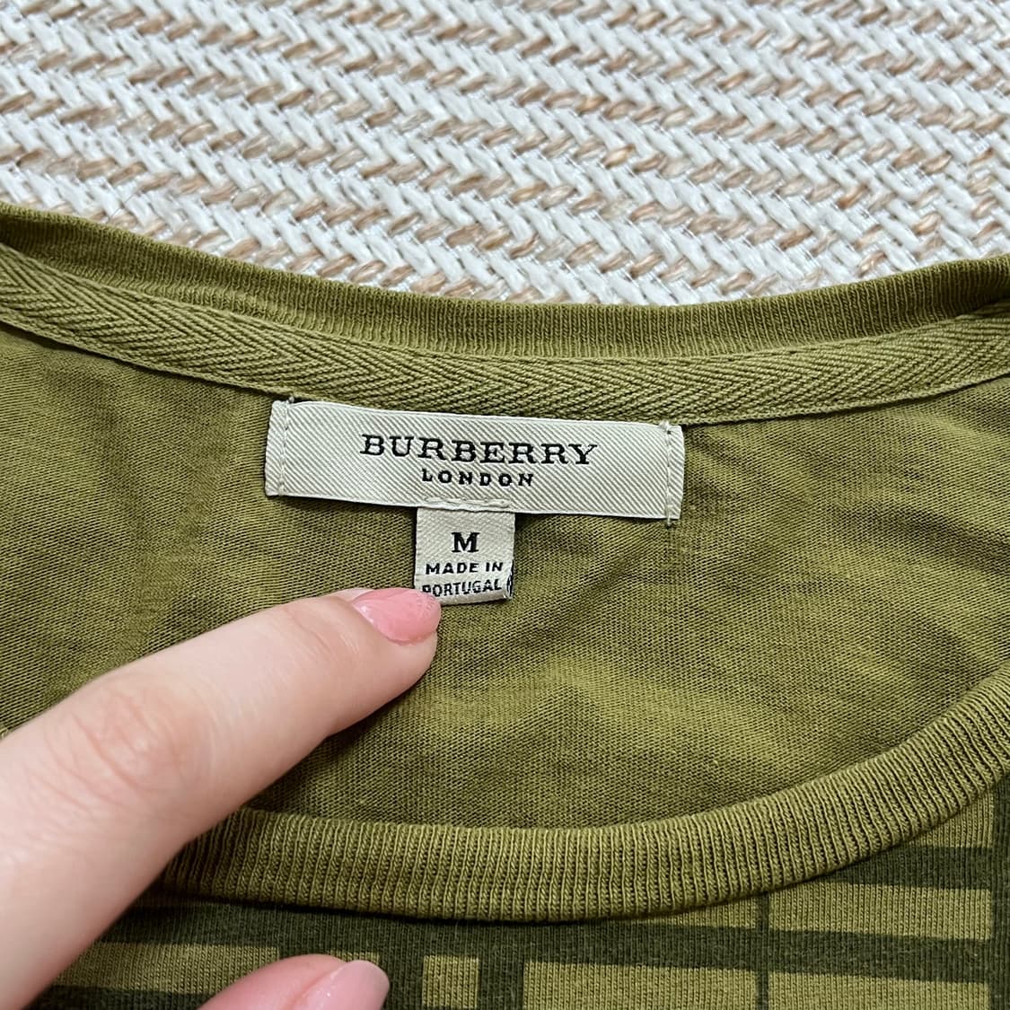 [정품] 버버리 올리브체크 라운드 긴팔티 [ M ] 상품이미지4
