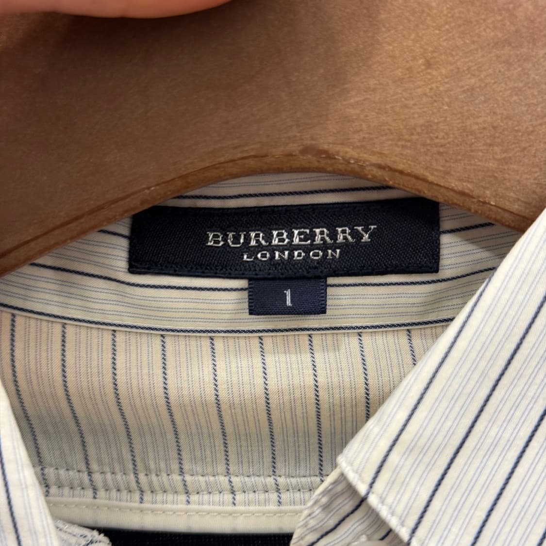 버버리 런던 레이어드 스트라이프 셔츠 브이넥 긴팔 니트 클래식 네이비 상품이미지7