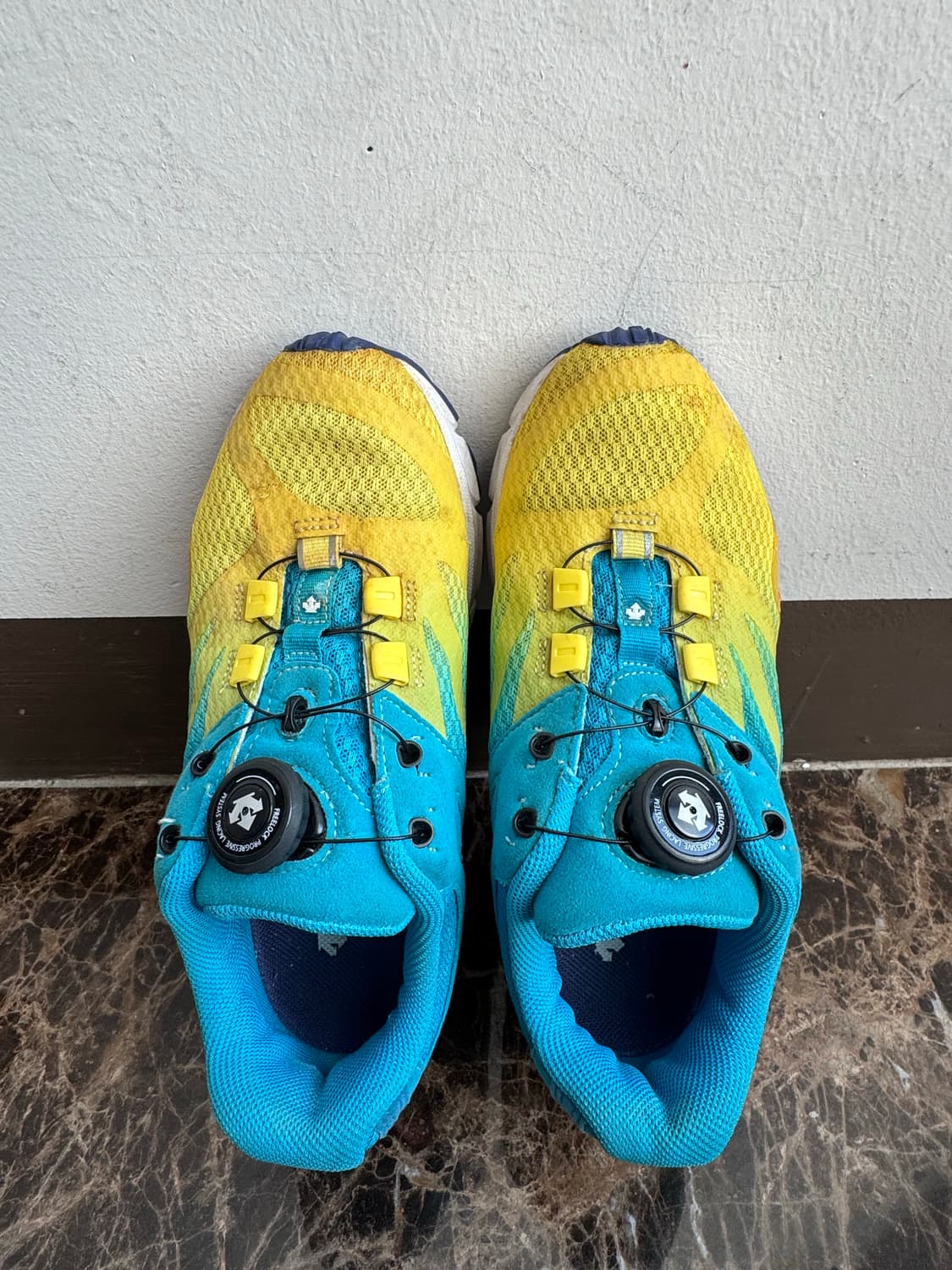 데상트 시스템 운동화 230 (옐로우/블루) 상품이미지1