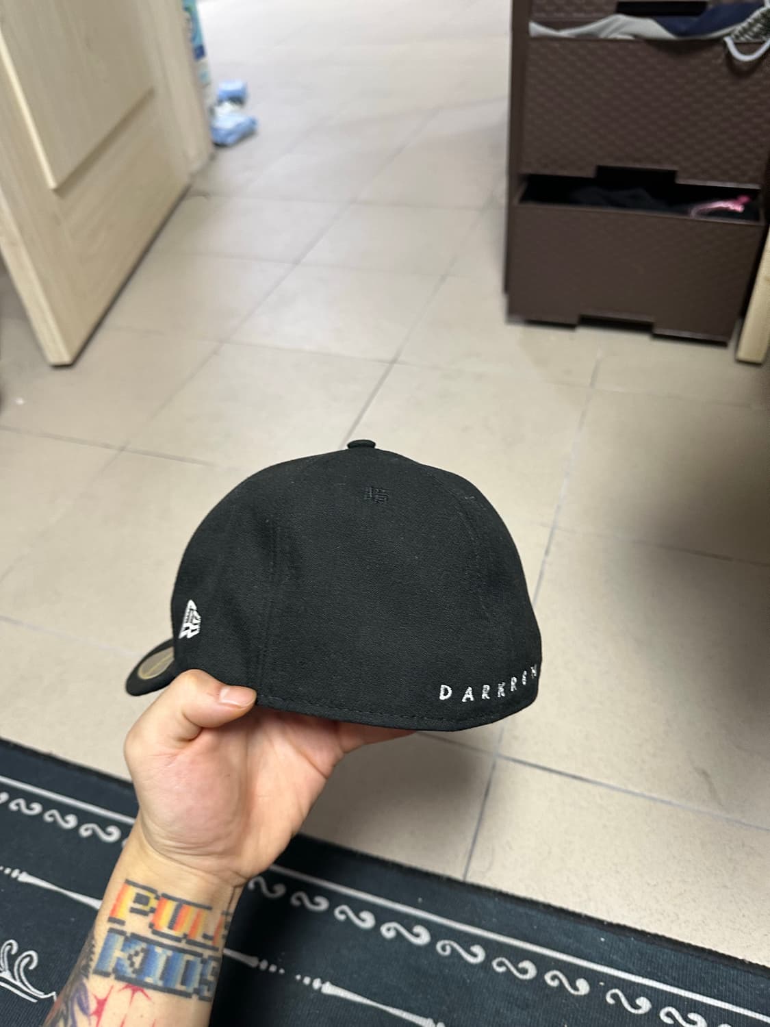 다크룸 스튜디오 x 뉴에라 피티드 캡 블랙 상품이미지4