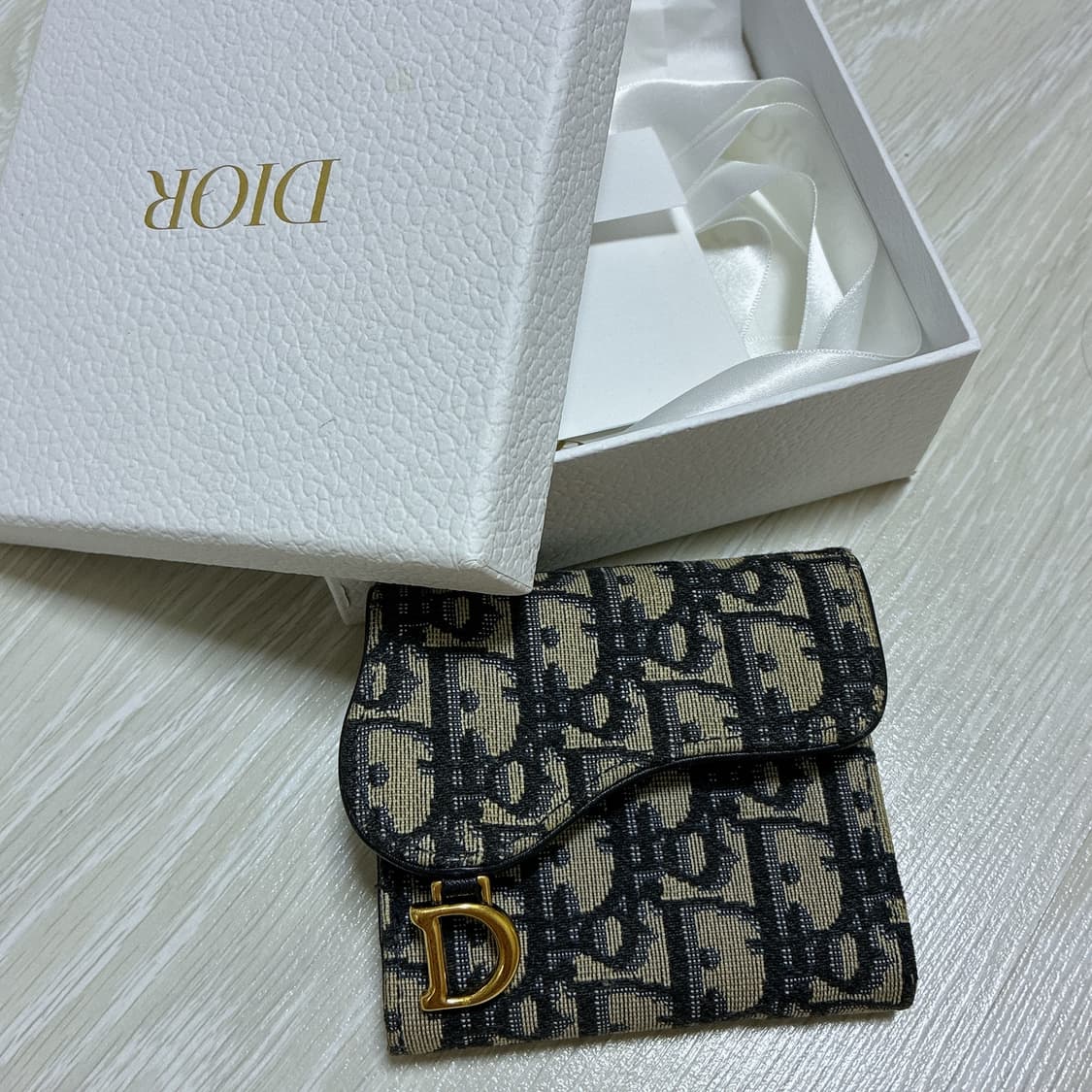 디올 오블리크 새들 로투스 3단 반지갑 상품이미지1