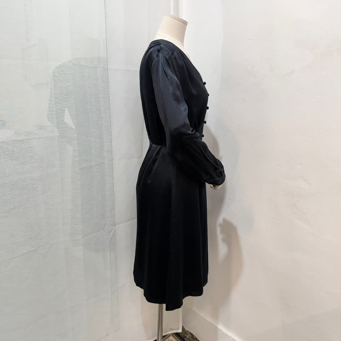 콩단추 브이넥 샤이닝 광택 미디원피스 하객룩 파티룩 3792 상품이미지3