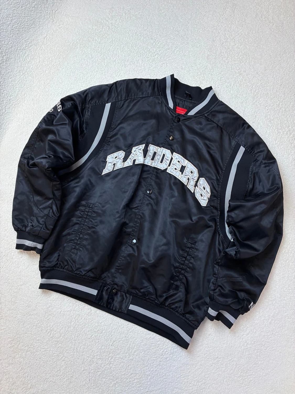 NFL 오클랜드 레이더스 아치 로고 블랙 사틴 바시티 점퍼 PN5733 상품이미지4