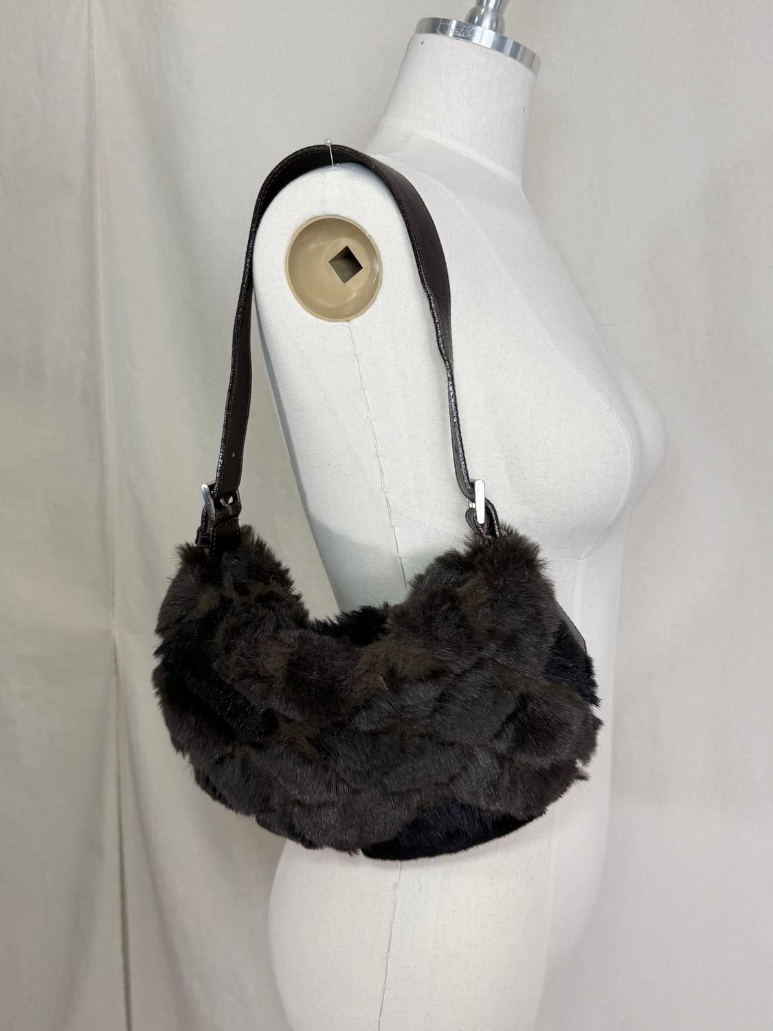 Untitled 퍼 숄더백 상품이미지2