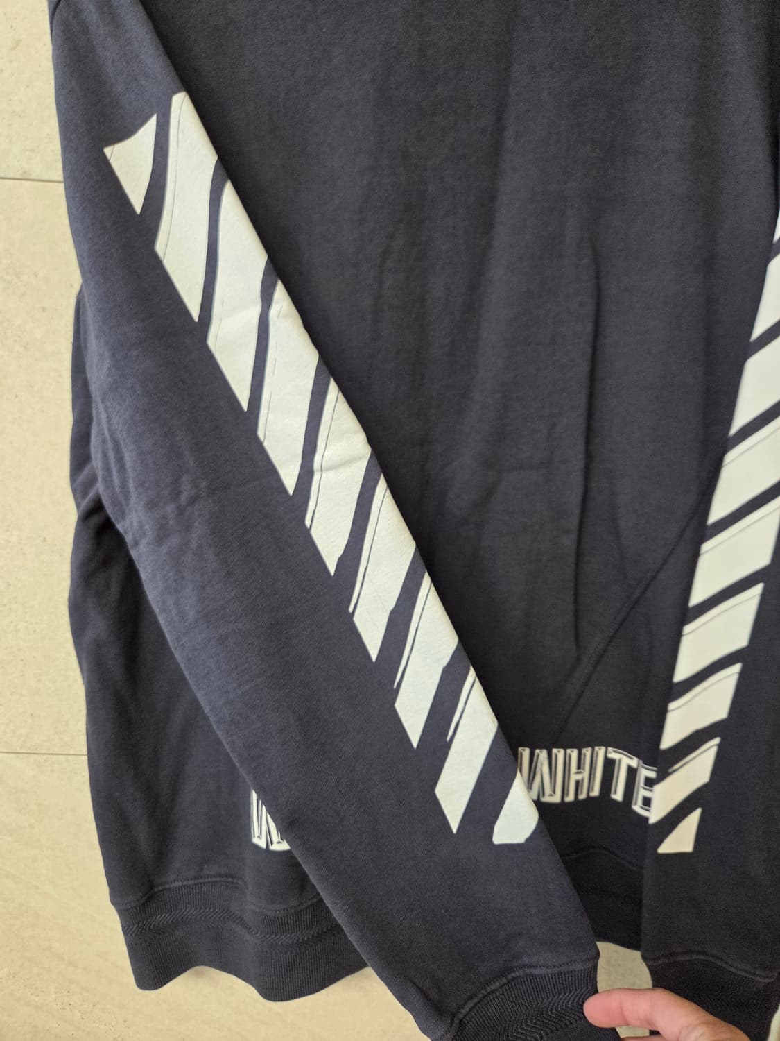 오프화이트 맨투맨 네이비 M 상태 최상 상품이미지4