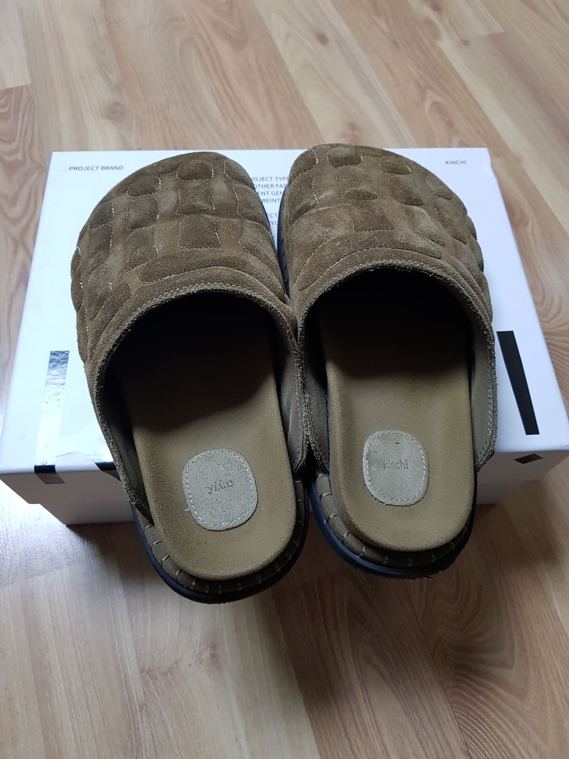 킨치 X 이예 본 뮬 슬리퍼 카멜 상품이미지4