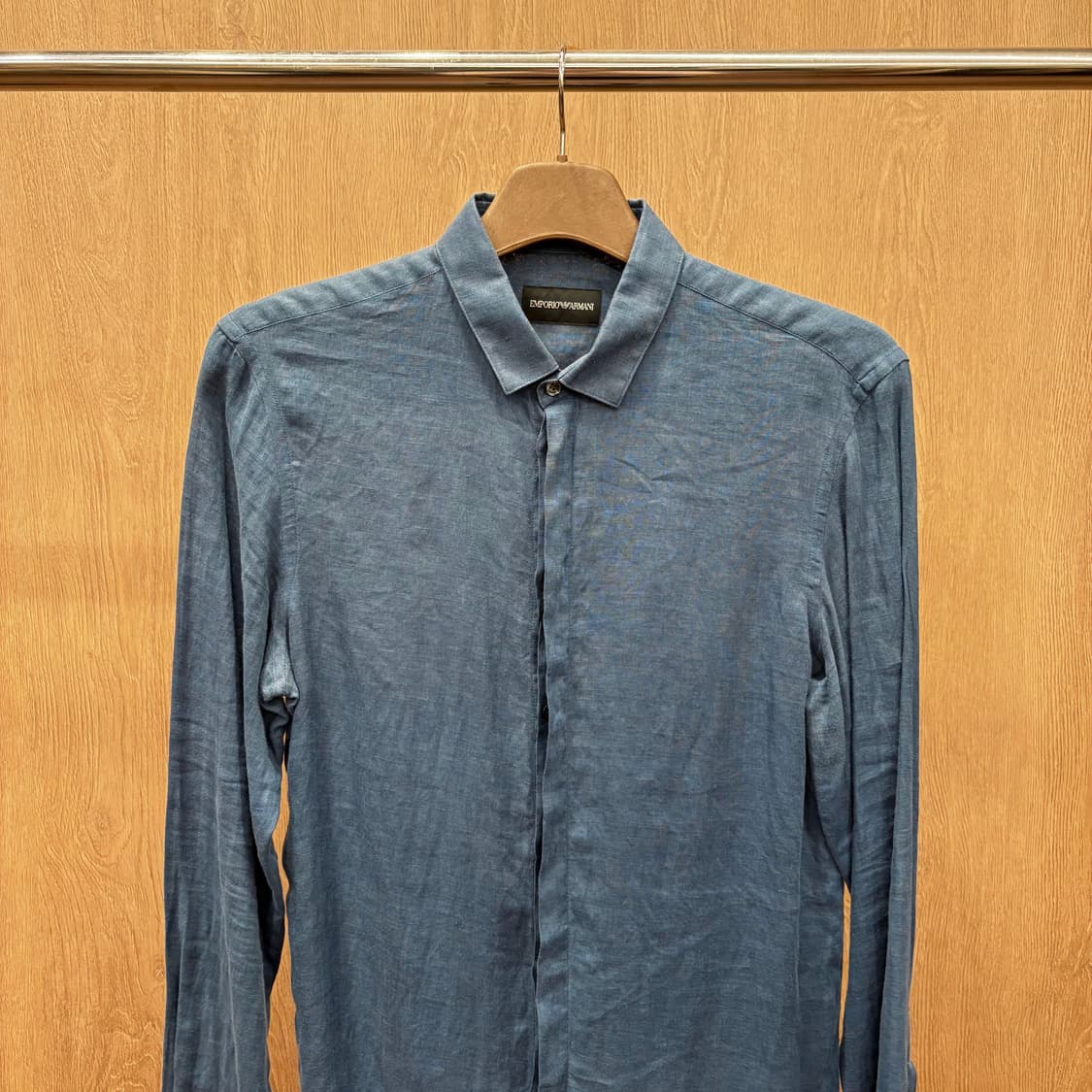 엠포리오 아르마니 린넨 블렌드 긴팔 셔츠 미니멀 히든 버튼 디테일 블루 상품이미지4