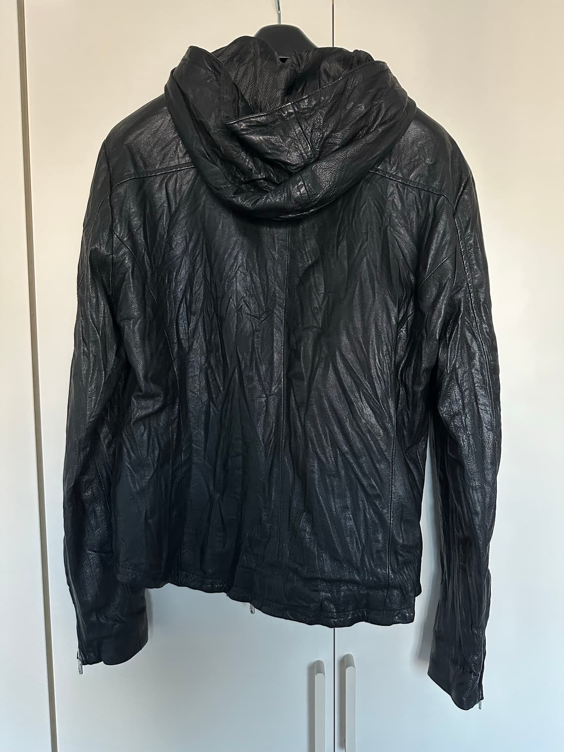 L)비대칭 사선 주름가공 레더 자켓 상품이미지2