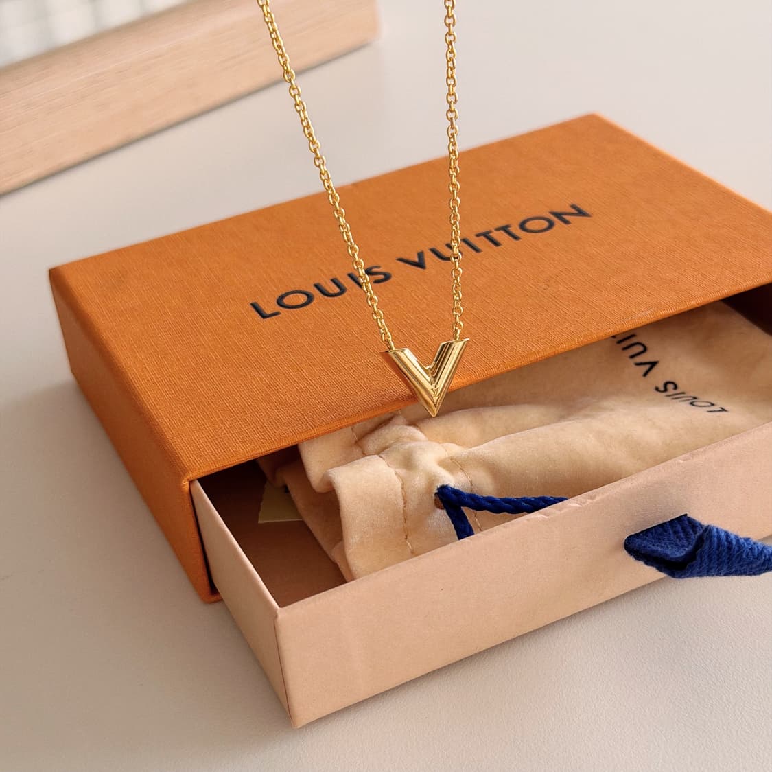 루이비통 에센셜 목걸이 골드 상품이미지2