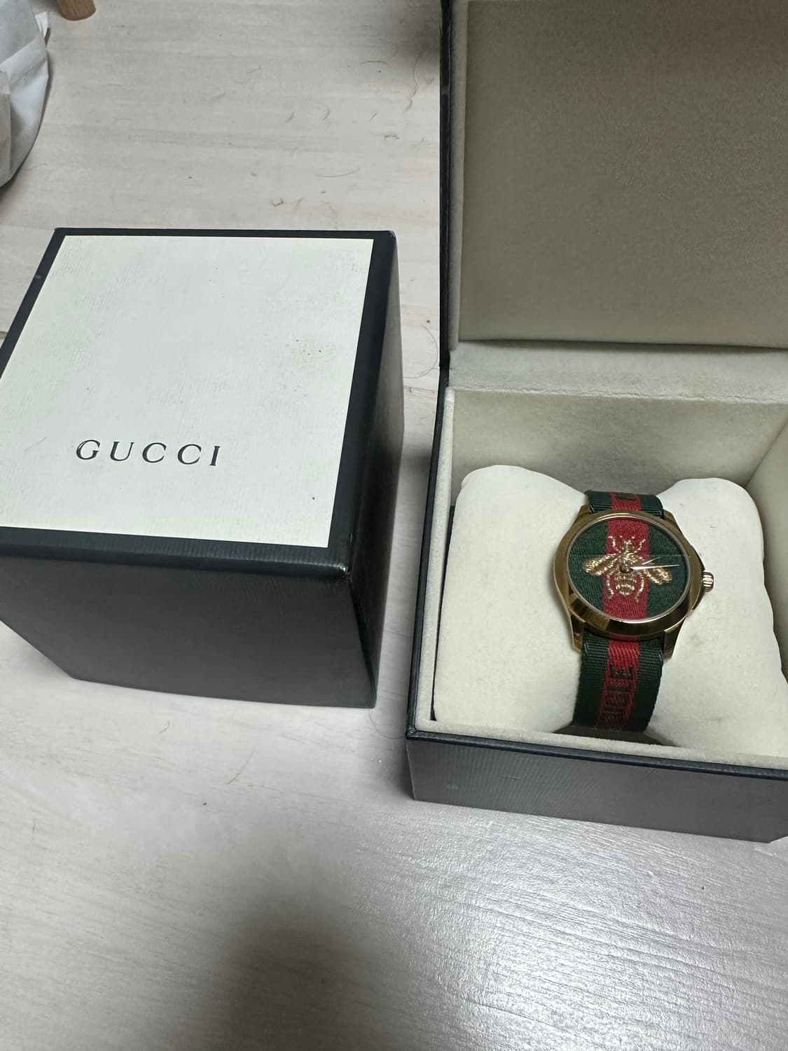 구찌 YA126487B 르 마르셰 드 메르베이 벌 공용 나토시계 상품이미지10