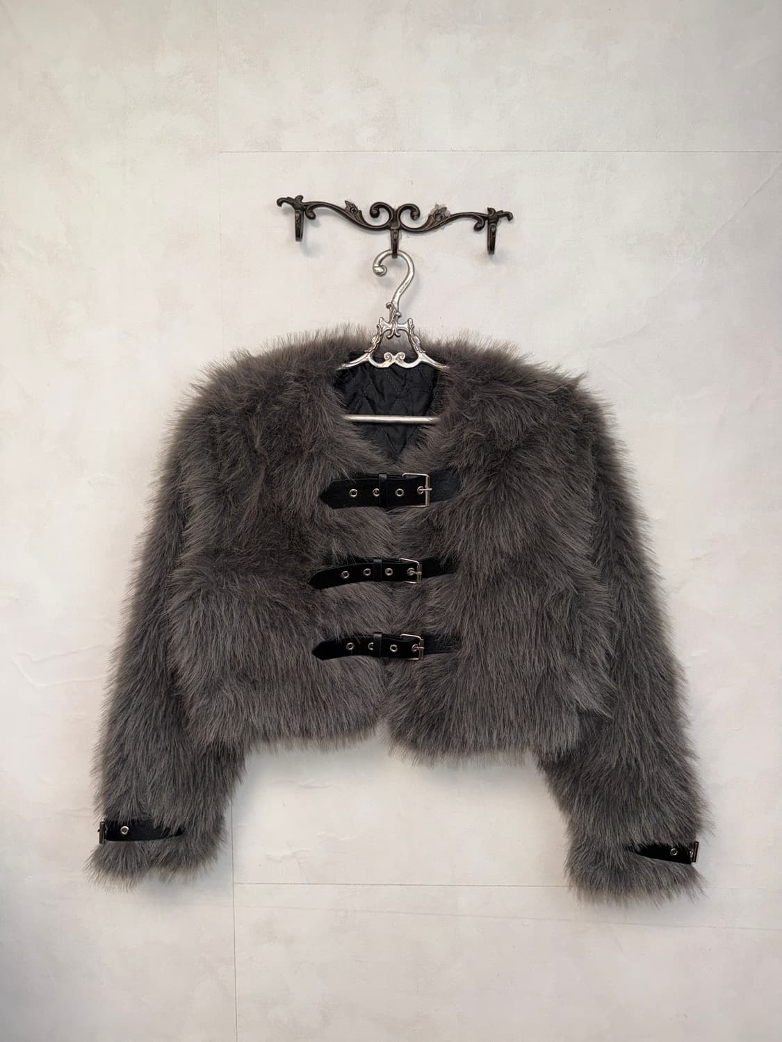 Gray belted buckle crop fur jacket  상품이미지1