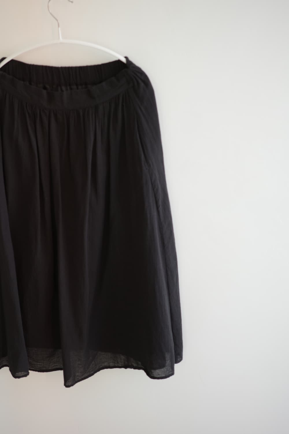 earth music • 블랙 아사 코튼 셔링 롱 스커트 상품이미지5