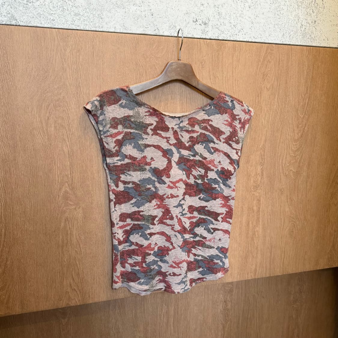 쟈딕 앤 볼테르 캐시미어 슬리브리스 니트 카모플라쥬 프린팅 디테일 베이지 상품이미지6