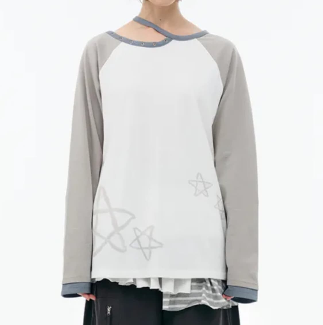 뚜오미오 컷 아웃 스타 롱 슬리브 화이트 상품이미지1