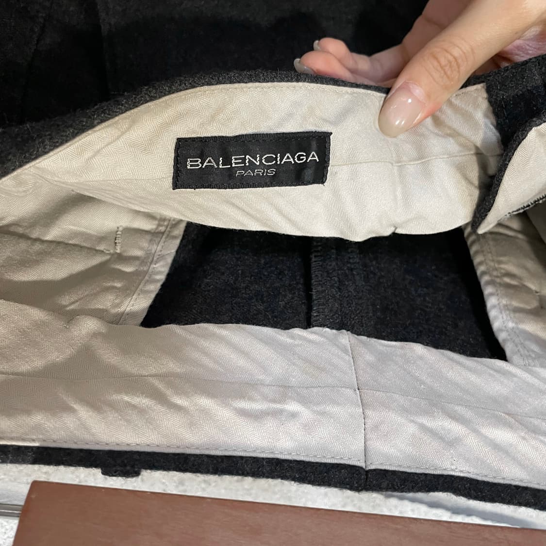 BALENCIAGA 발렌시아가 울 슬랙스 핀턱 롤업 디테일 차콜 상품이미지6