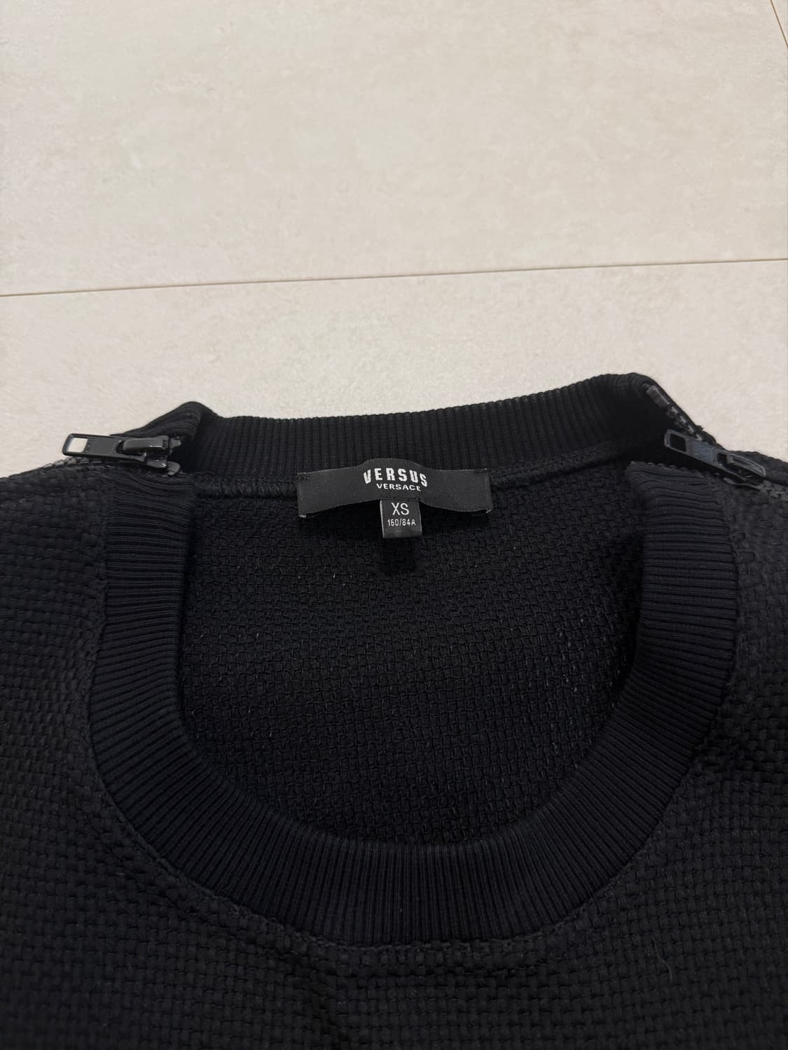 베르사체 프린지 로고 지퍼 티셔츠 XS 상품이미지3