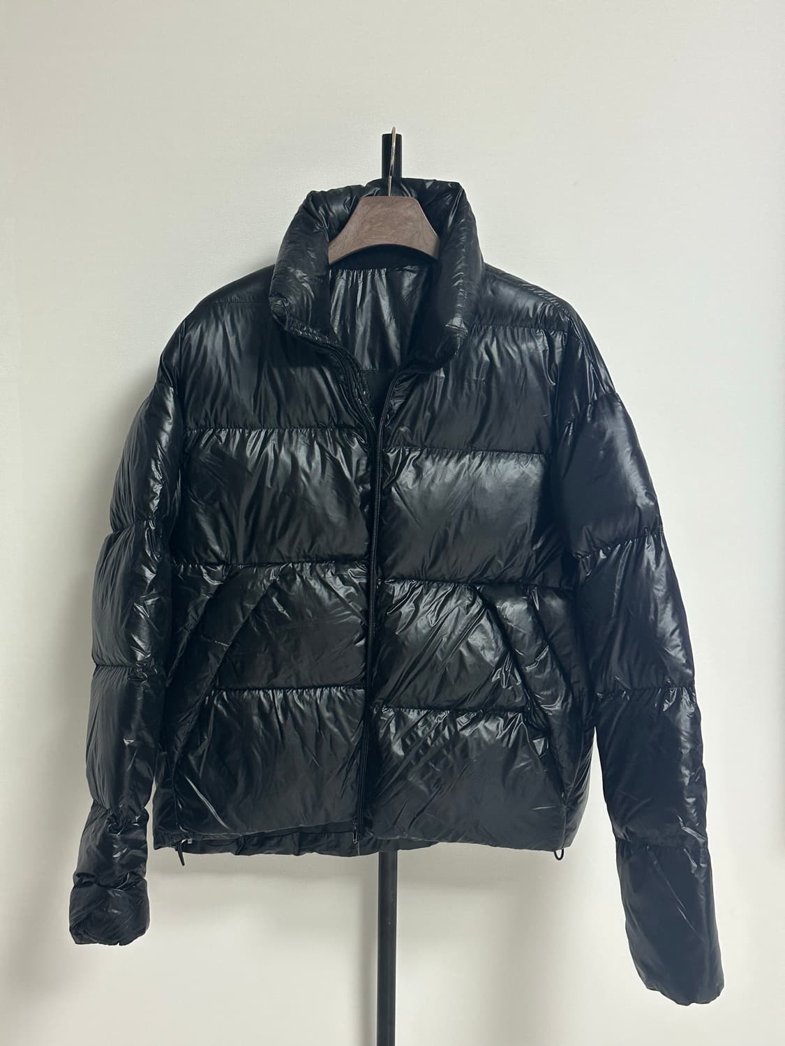 블랙 유광 숏 푸퍼 덕 다운 패딩 상품이미지1