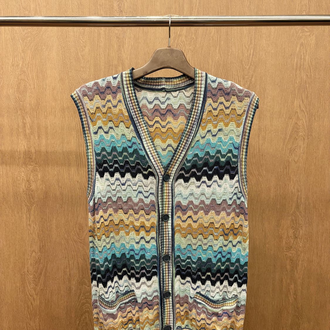 미쏘니 스포츠 민소매 조끼 무지개 물결 무늬 디테일 레귤러핏 레인보우 상품이미지4