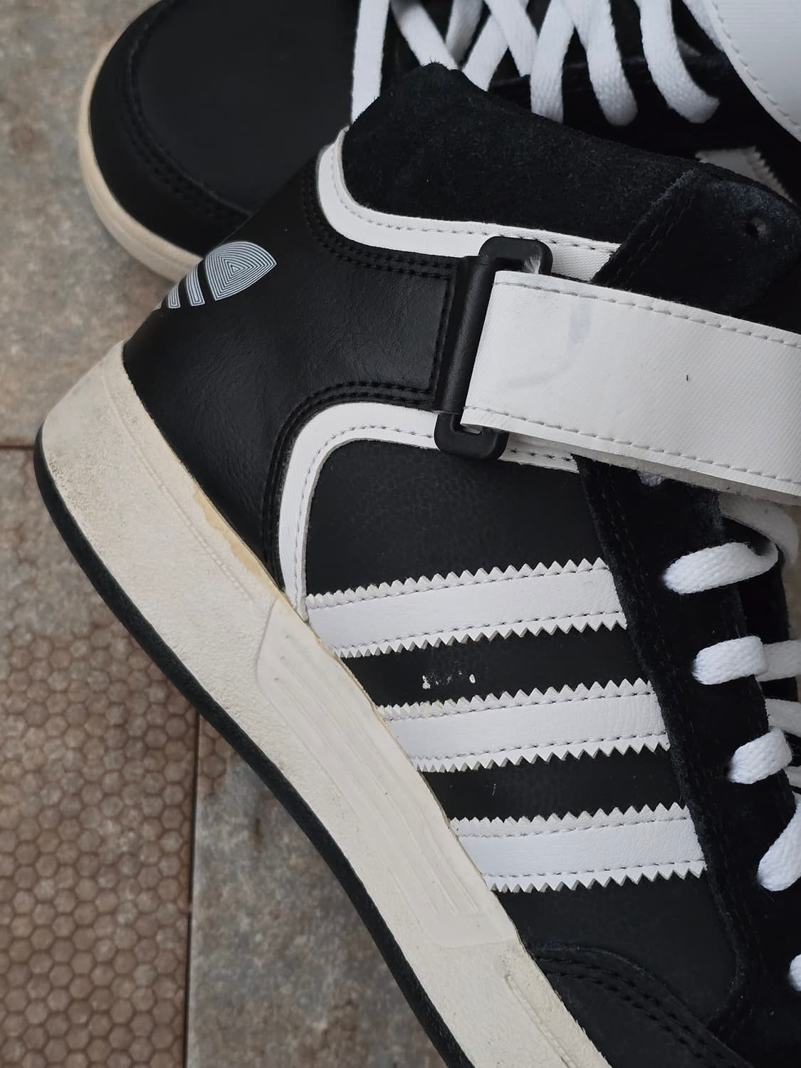 (225)아디다스 바리알 미드 검흰  상품이미지6