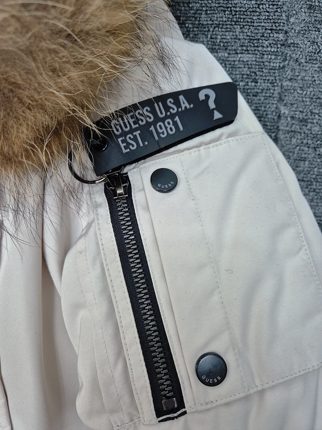 [XS]<게스>화이트 패딩 점퍼 상품이미지3