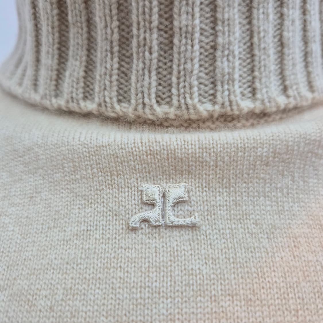 꾸레쥬 캐시미어 울 터틀넥 니트 상품이미지4